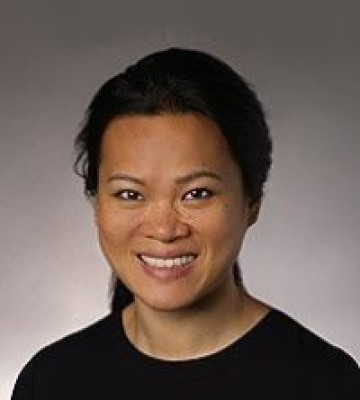 Ying Liu kijkt glimlachend in de camera.